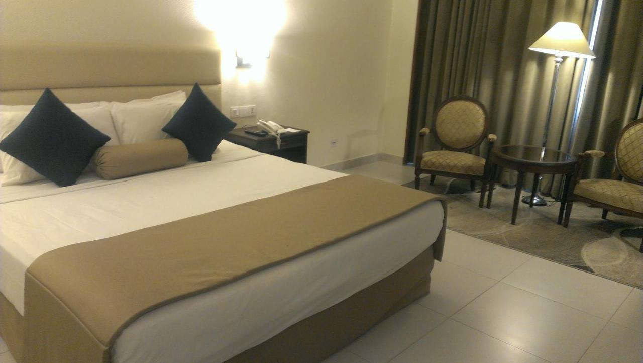 รเจนท์ พลาซา โฮเต็ลแอนด์คอนเวนชั่น เซ็นเตอร์ Hotel การาจี ภายนอก รูปภาพ